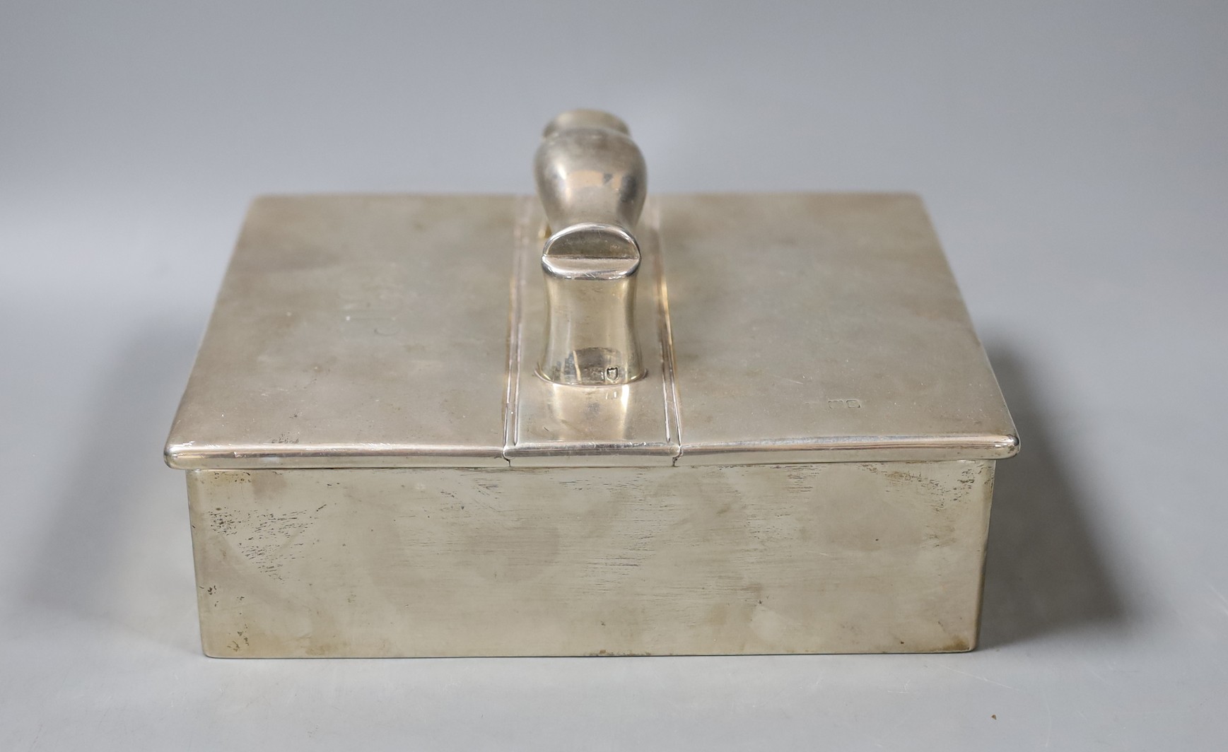 A George V silver twin compartment cigar/cigarette box, with handle, Goldsmiths & Silversmiths Co Ltd, London, 1913, 20.4cm